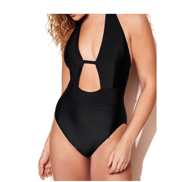 Stylish Black Halter Swimsuit - Picture 3 of 4